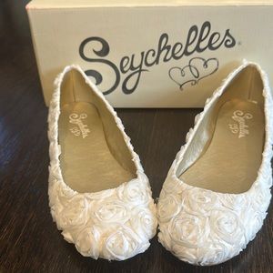 Seychelles White rosette wedding ballet flats size 8.